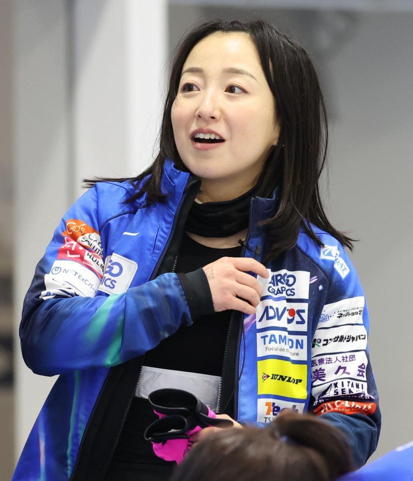 　フォルティウスに勝利し安堵の表情を浮かべるロコ・ソラーレの藤沢五月。お腹にはカイロが張られていた（撮影・吉澤敬太）