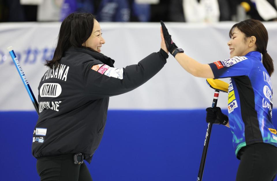 　ＳＣ軽井沢クラブ戦、狙い通りにストーンを投じ、吉田夕梨花（右）とタッチするロコ・ソラーレの藤沢五月（撮影・吉澤敬太）