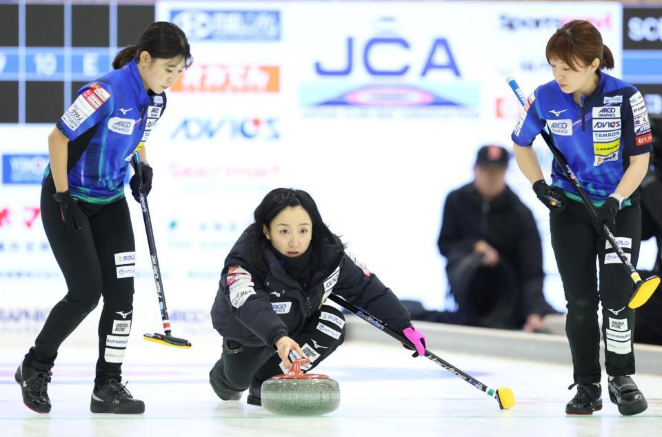 　ＳＣ軽井沢クラブ戦、ストーンを投じるロコ・ソラーレの藤沢五月（中央）＝撮影・吉澤敬太