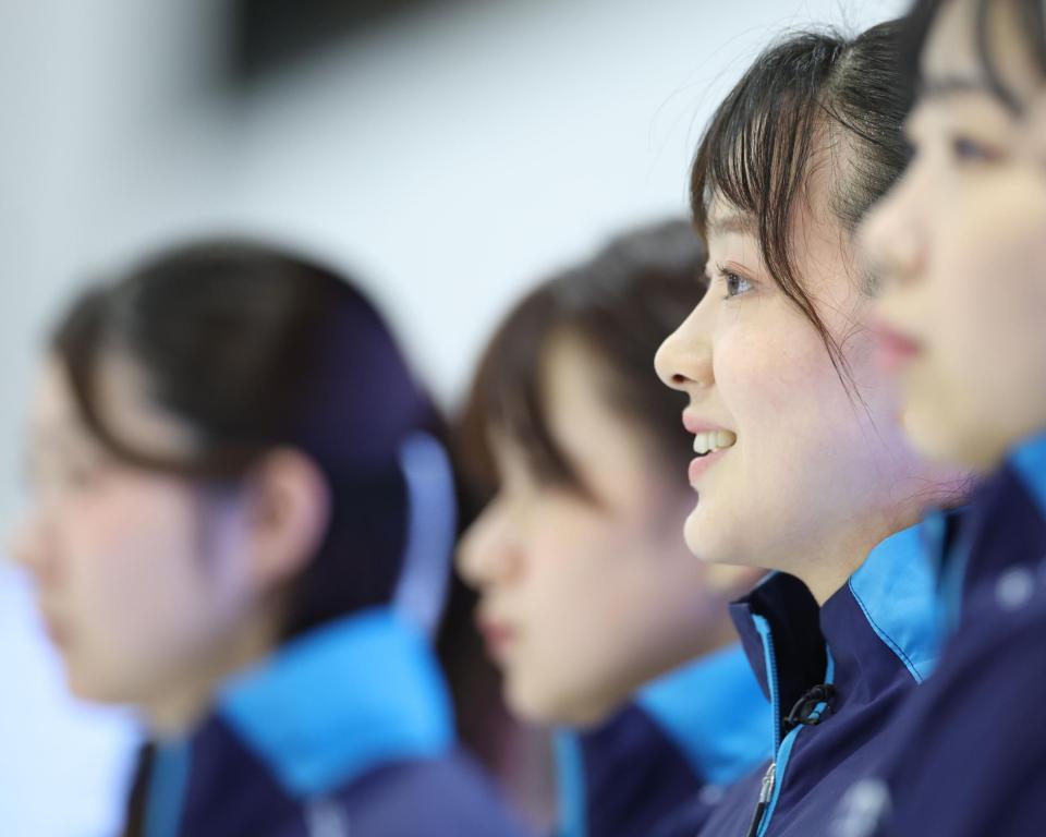 　ロコ・ソラーレの練習を見つめる上野美優（右から２人目）らＳＣ軽井沢クラブ（撮影・吉澤敬太）