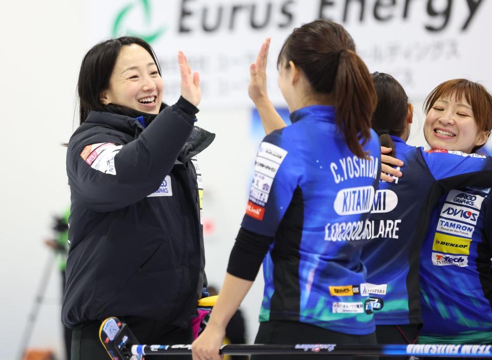 　ＳＣ軽井沢クラブに勝ち、笑顔を見せる藤沢五月（左端）らロコ・ソラーレ（撮影・吉澤敬太）