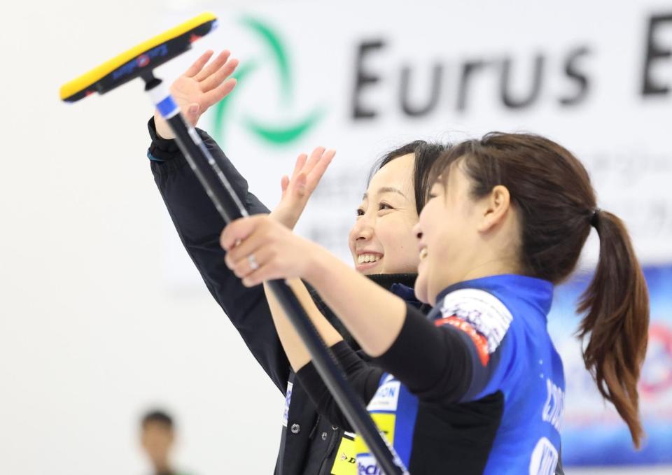 　ＳＣ軽井沢クラブに勝ち、笑顔で手を振るロコ・ソラーレの藤沢五月（左）と吉田知那美（撮影・吉澤敬太）