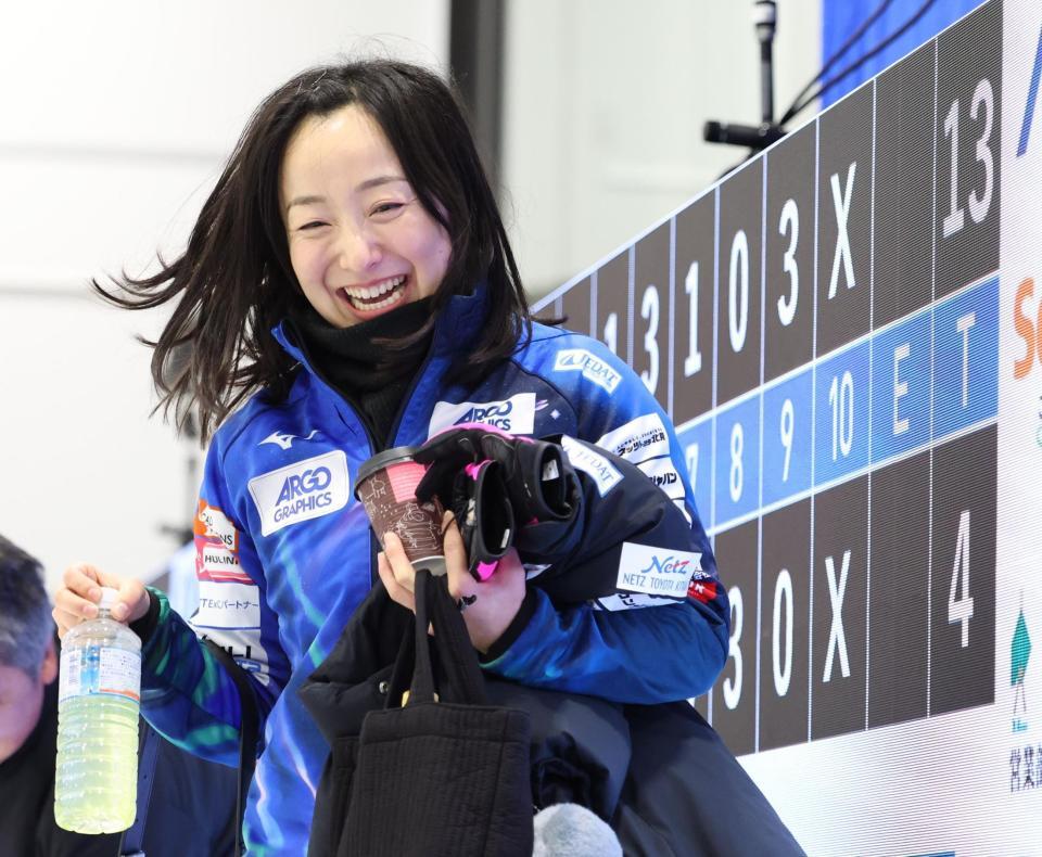 　ＳＣ軽井沢クラブに１３対４で勝ち、笑顔を見せるロコ・ソラーレの藤沢五月（撮影・吉澤敬太）