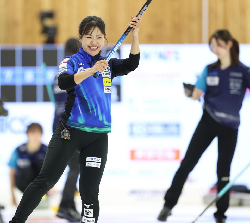 　ＳＣ軽井沢クラブ戦、会心のショットを決め笑顔を見せるロコ・ソラーレ・吉田知那美（撮影・吉澤敬太）