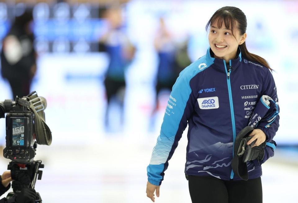 　ロコ・ソラーレに敗れるも、観客の温かい拍手に笑顔を見せるＳＣ軽井沢クラブ・上野美優（撮影・吉澤敬太）