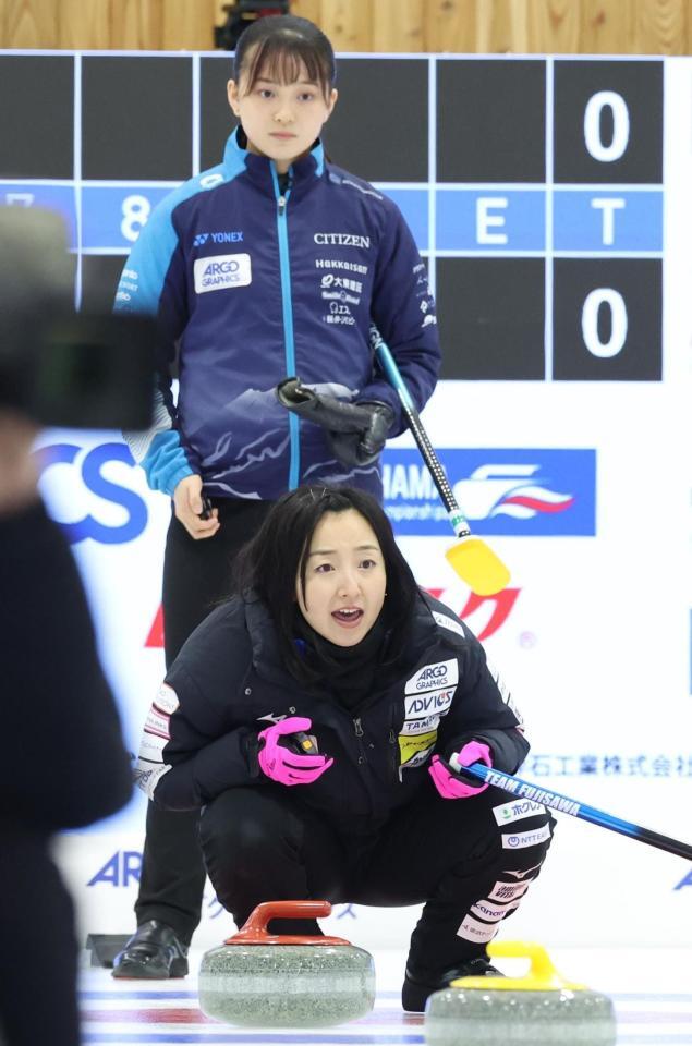 　ＳＣ軽井沢クラブ・上野美優（奥）の前で指示を出すロコ・ソラーレの藤沢五月（撮影・吉澤敬太）