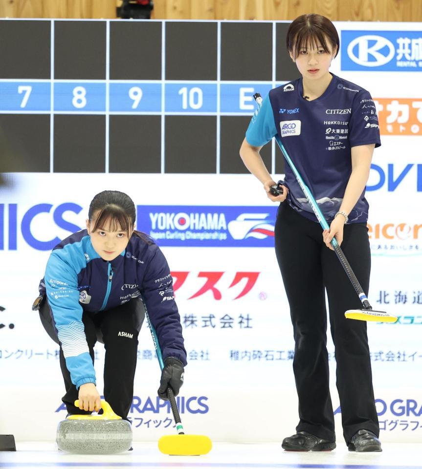 　ロコ・ソラーレ戦、ストーンを投じるＳＣ軽井沢クラブ・上野美優（左）と上野結生（撮影・吉澤敬太）