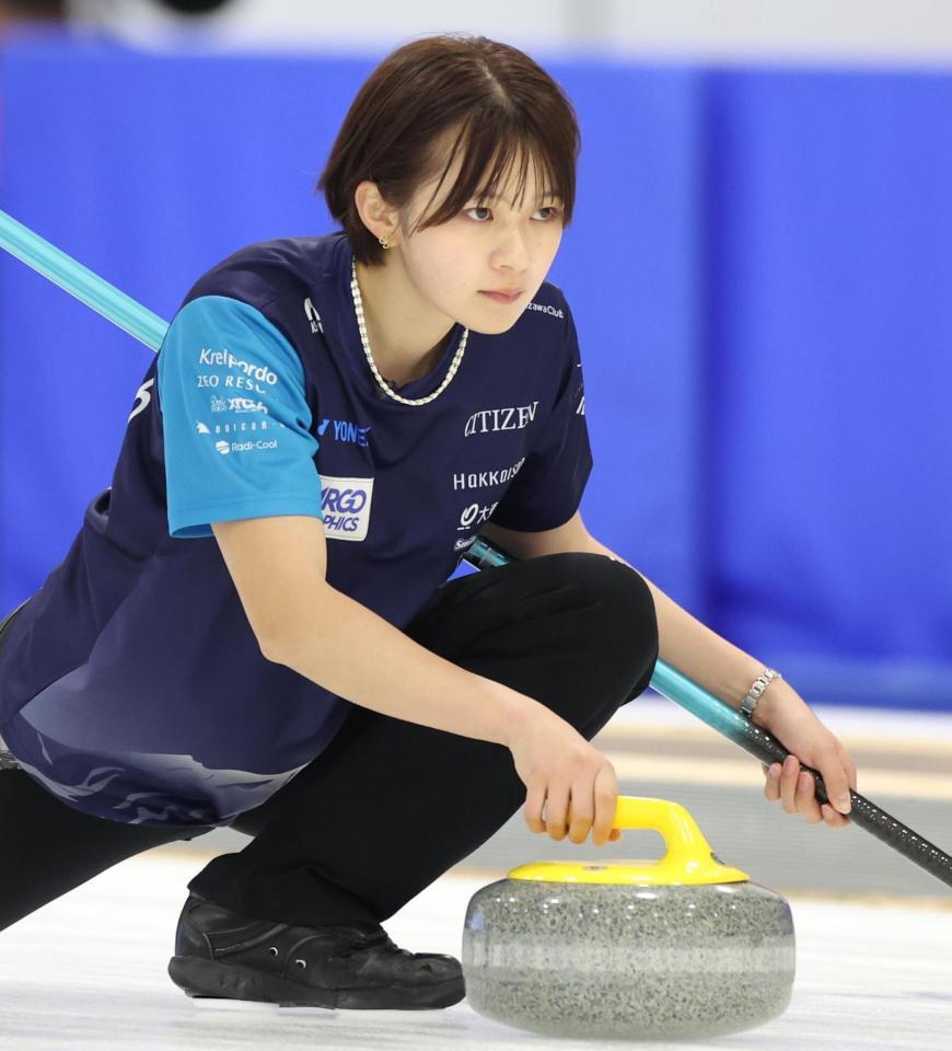 　ロコ・ソラーレ戦、ストーンを投じるＳＣ軽井沢クラブ・上野結生（撮影・吉澤敬太）