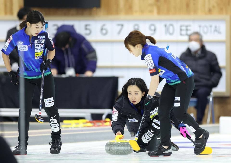 　延長１１エンド、試合を決める最終投を投じるロコ・ソラーレの藤沢五月（中央）。左は吉田夕梨花。右は鈴木夕湖（撮影・吉澤敬太）