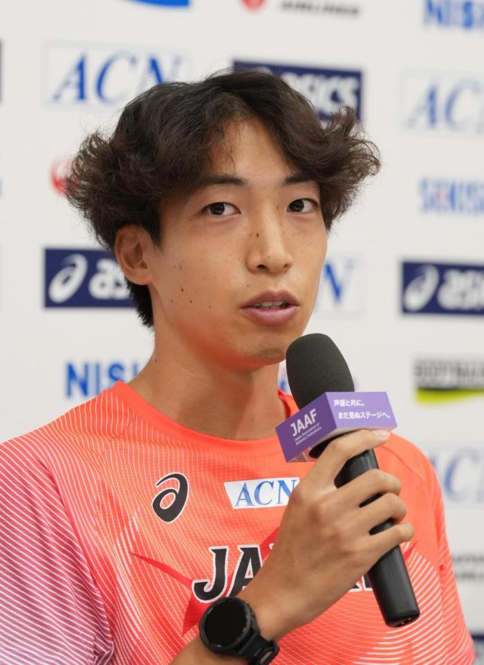 　記者会見で意気込みを語る三浦龍司