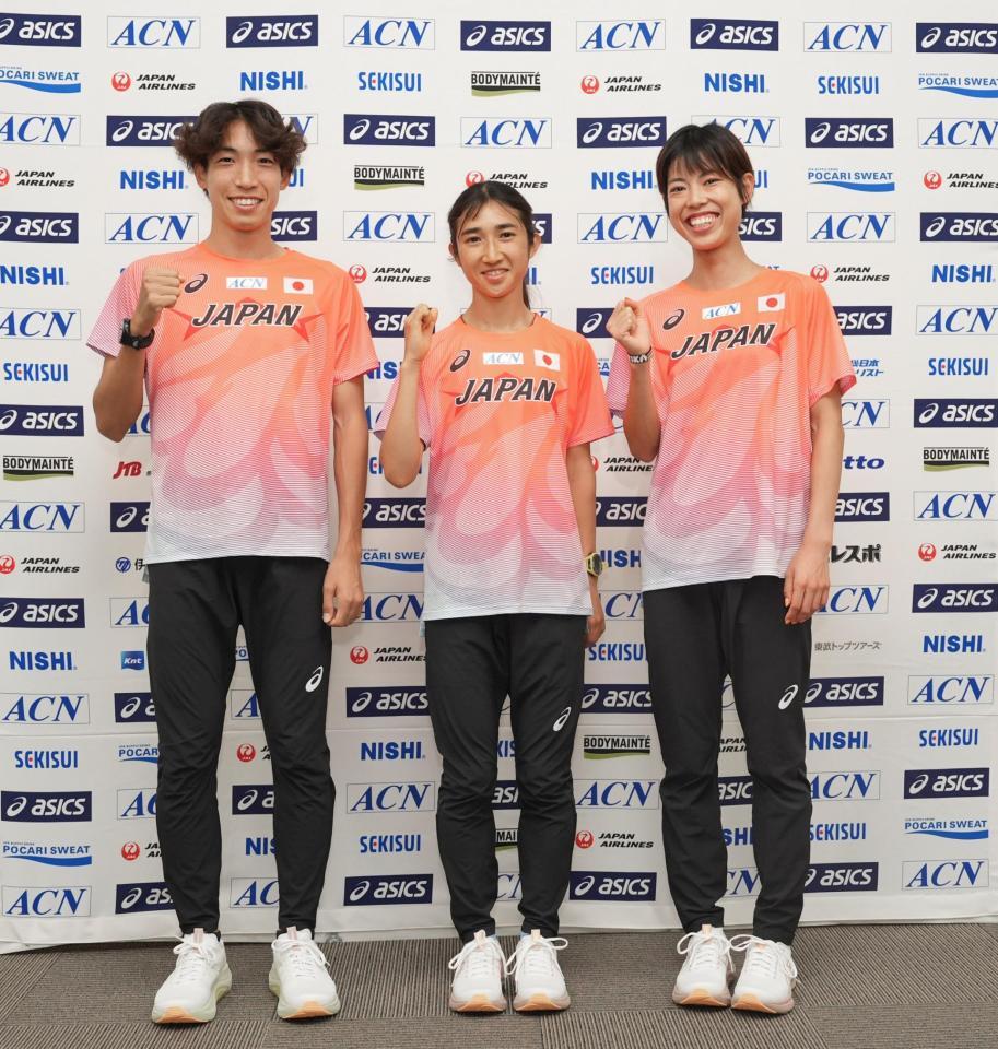 　ガッツポーズして笑顔を見せる（左から）三浦龍司、田中希実、広中璃梨佳
