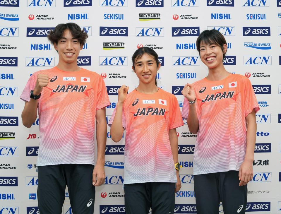 　ガッツポーズして笑顔を見せる（左から）三浦龍司、田中希実、広中璃梨佳