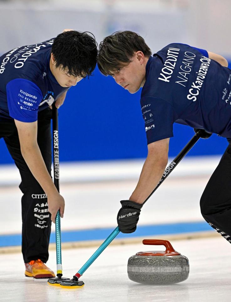 　コンサドーレとの第２戦でスイープするＳＣ軽井沢クの小泉（右）と山本