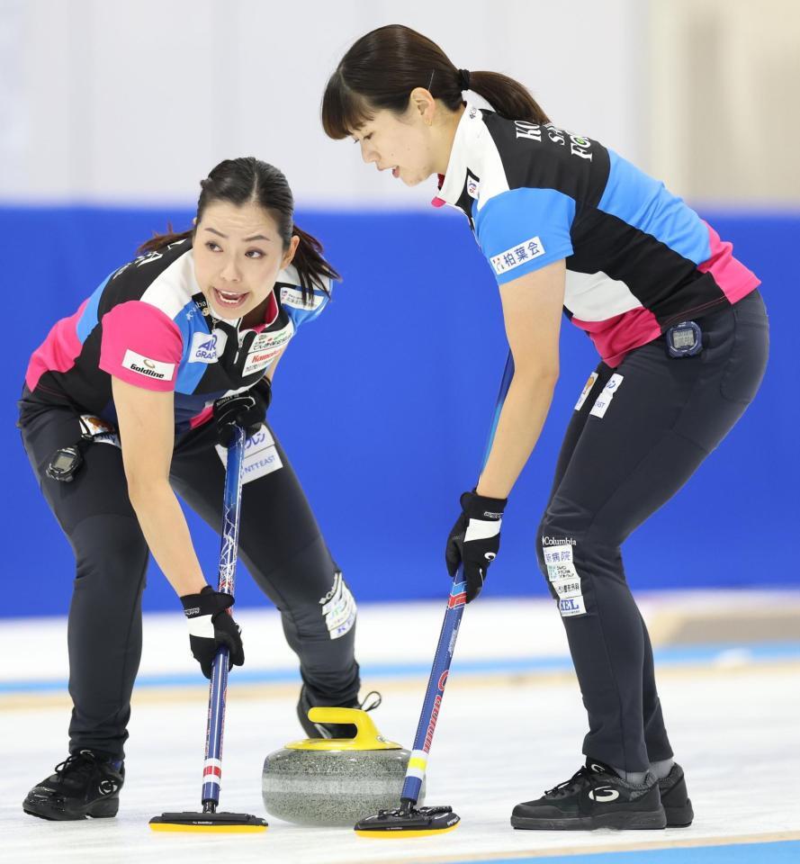 　ＳＣ軽井沢クラブ戦、自分で投げたストーンをスイープするフォルティウス・小谷優奈（右）＝撮影・吉澤敬太