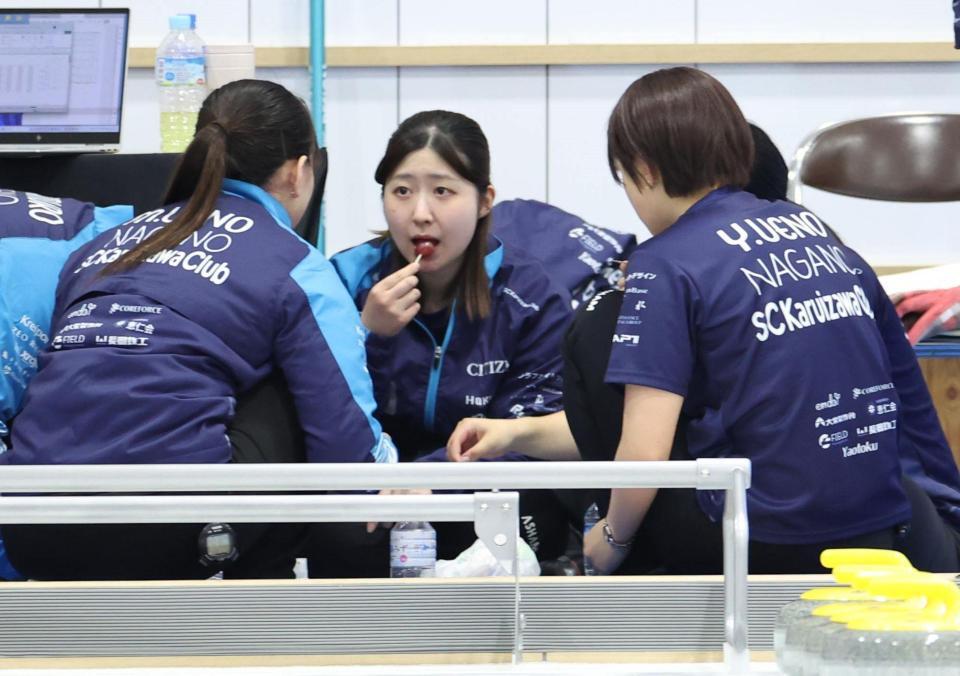 　もぐもつタイムにブドウを食べるＳＣ軽井沢クラブ（撮影・吉澤敬太）