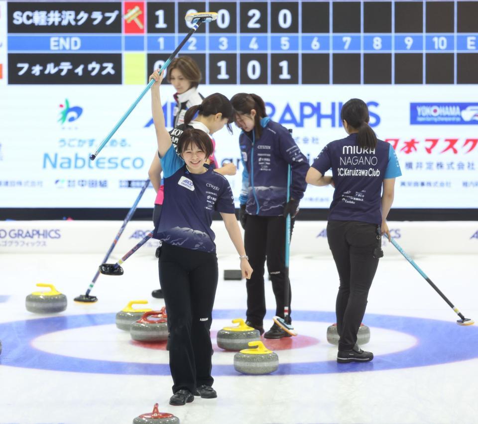 　フォルティウス戦、６エンドに２点を奪取し、喜ぶＳＣ軽井沢クラブ・上野結生（中央）＝撮影・吉澤敬太