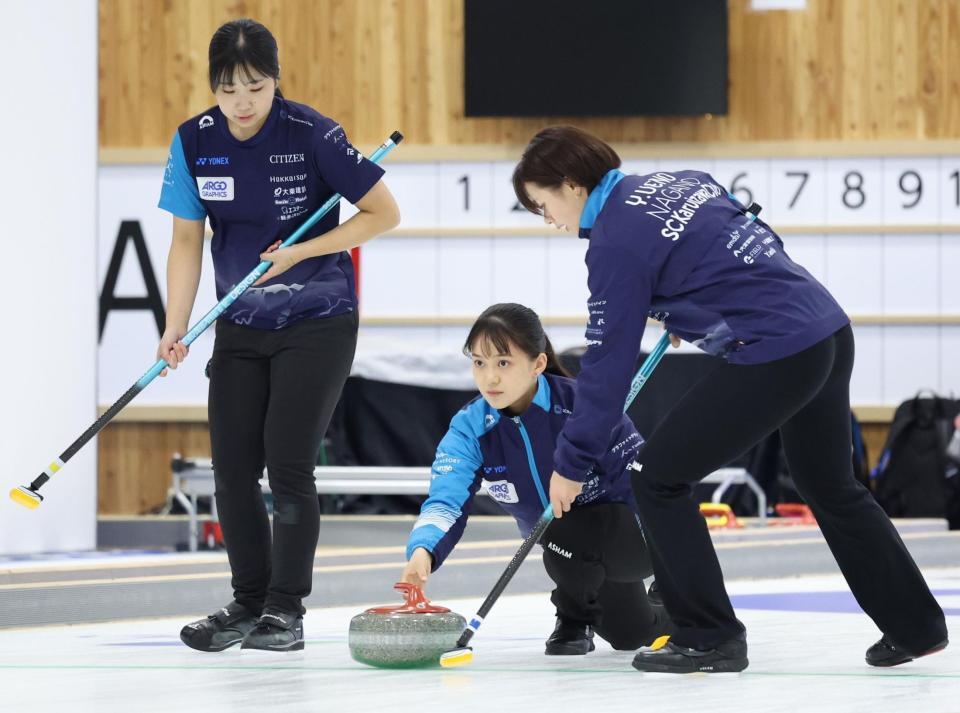 　フォルティウス戦、ストーンを投じるＳＣ軽井沢クラブ・上野美優（中央）＝撮影・吉澤敬太