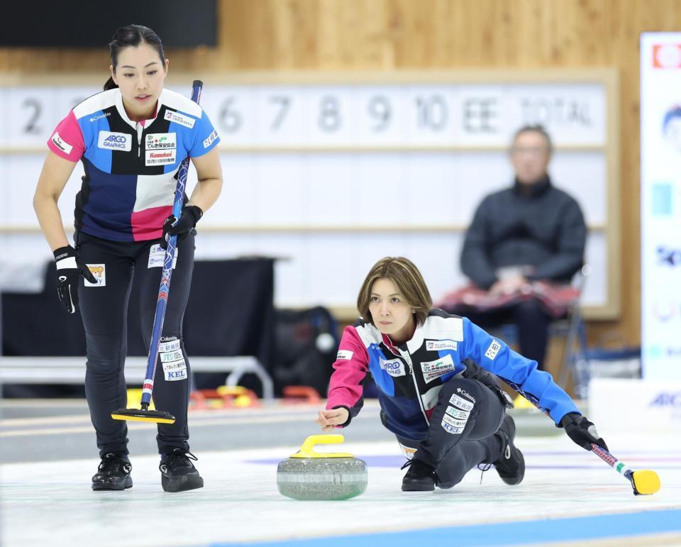 　ＳＣ軽井沢クラブ戦、ストーンを投げるフォルティウス・吉村紗也香（右）。小野寺佳歩が負傷したため、投げた後は自らスイープする＝撮影・吉澤敬太
