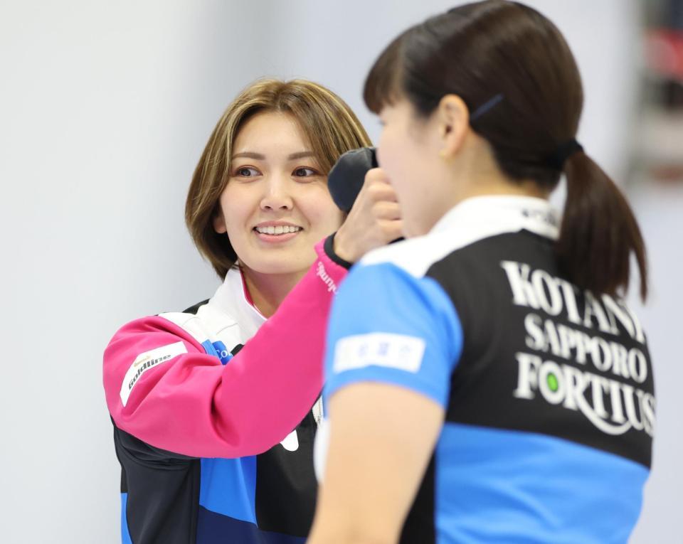 　ＳＣ軽井沢クラブ戦の９エンド、小野寺佳歩の負傷退場をしのぎ、得点し喜ぶフォルティウス・吉村紗也香（左）＝撮影・吉澤敬太