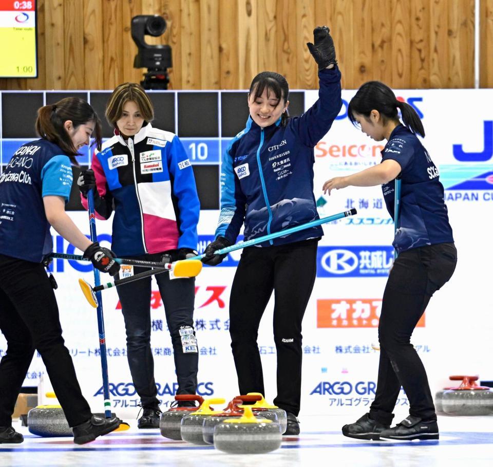 　１次リーグのフォルティウス戦でショットが決まり、喜ぶＳＣ軽井沢クの上野美（中央右）。同左はフォルティウスの吉村