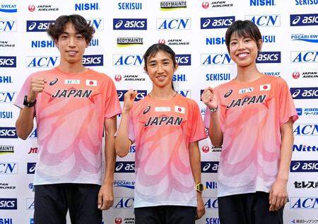 　記者会見を終え、ポーズをとる（左から）三浦龍司、田中希実、広中璃梨佳