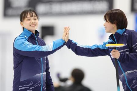 　ロコ・ソラーレ戦、狙い通りにストーンを投じ、上野結生（右）とタッチするＳＣ軽井沢クラブ・上野美優（撮影・吉澤敬太）