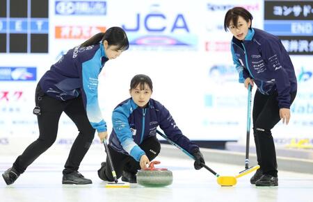 　ロコ・ソラーレ戦、ストーンを投じるＳＣ軽井沢クラブ・上野美優（中央）。右は上野結生（撮影・吉澤敬太）