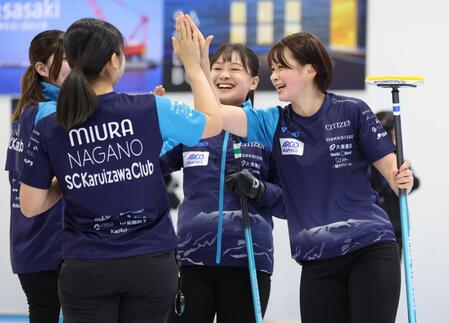 　ロコ・ソラーレ戦の第３エンド、２点を奪取し喜ぶ（右から）上野結生、上野美優らＳＣ軽井沢クラブ（撮影・吉澤敬太）