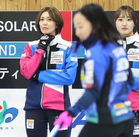 　ロコ・ソラーレの藤沢五月（手前）を見つめるフォルティウス・吉村紗也香（左）＝撮影・吉澤敬太