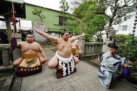 　野見宿禰神社で奉納土俵入りに臨む横綱大の里（中央）＝代表撮影