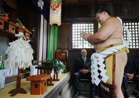 　野見宿禰神社に参拝する横綱大の里（代表撮影）