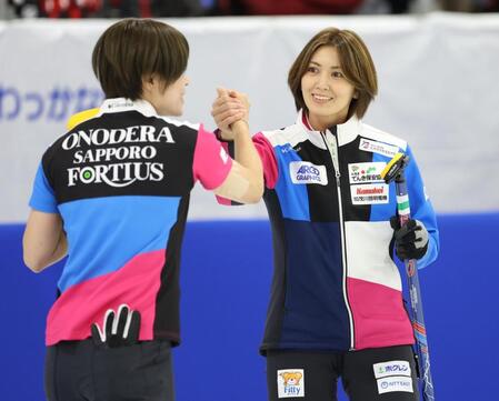 　ロコ・ソラーレ戦、得点を奪い笑顔でタッチするフォルティウス・吉村紗也香（右）と小野寺佳歩（撮影・吉澤敬太）