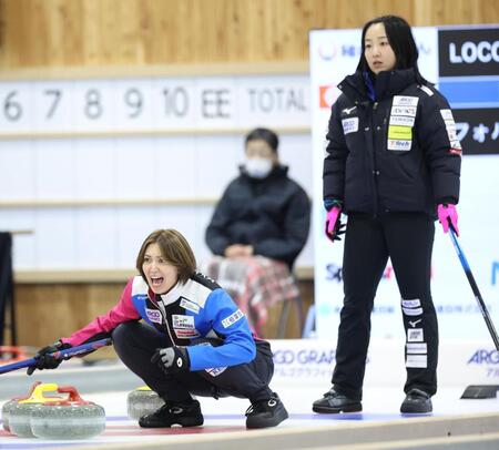 　ロコ・ソラーレの藤沢五月（右）の前で声を張り上げ指示を出すフォルティウス・吉村紗也香（撮影・吉澤敬太）