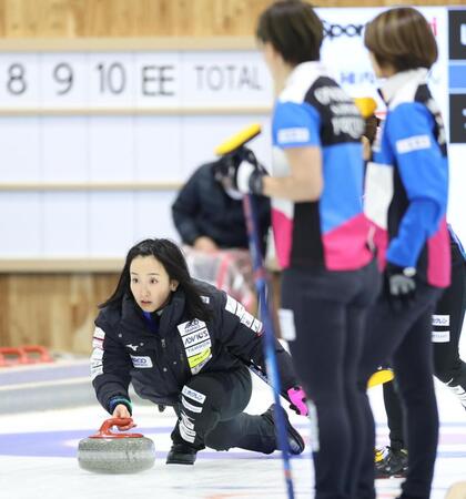 　フォルティウス・吉村紗也香（手前右）らが見つめる中、ストーンを投じるロコ・ソラーレの藤沢五月（撮影・吉澤敬太）