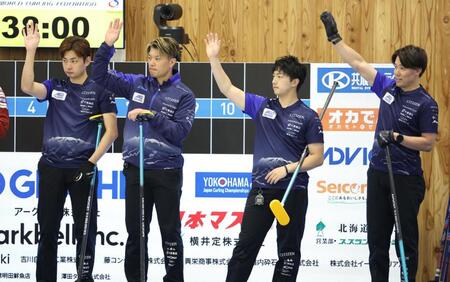 　観客の拍手に応えるＳＣ軽井沢クラブ（撮影・吉澤敬太）