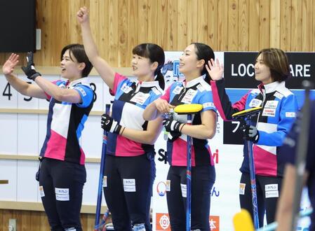 　ロコ・ソラーレに勝ち、観衆に手を振るフォルティウス（撮影・吉澤敬太）