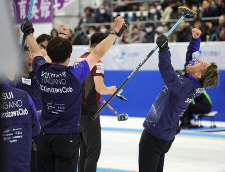 　コンサドーレに勝ち日本代表の座を獲得し喜ぶ山口剛史（右端）らＳＣ軽井沢クラブ（撮影・吉澤敬太）