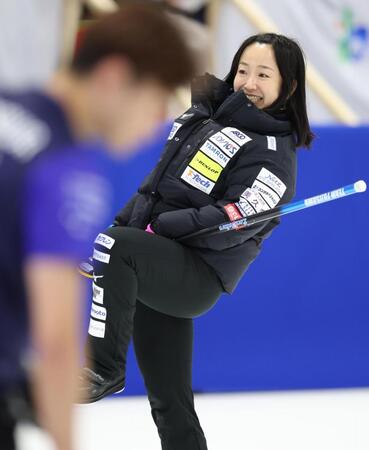 　フォルティウス戦の第３エンド、２得点を奪い、片足をあげて喜ぶロコ・ソラーレの藤沢五月（撮影・吉澤敬太）