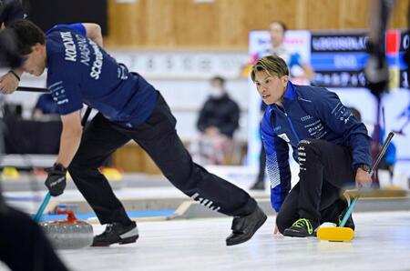 　コンサドーレとの第４戦でストーンの行方を見つめるＳＣ軽井沢クの山口