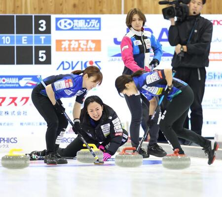 　フォルティウス・吉村紗也香（右奥）の前で、必死に指示を出すロコ・ソラーレの藤沢五月（中央）。手前左は鈴木夕湖。同右は吉田夕梨花（撮影・吉澤敬太）