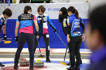 　フォルティウス・吉村紗也香（中央奥）が投じた最終投のストーン（黄色）を、呆然と見つめるロコ・ソラーレの（右から）吉田知那美と藤沢五月（撮影・吉澤敬太）