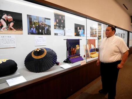 　特別展の内覧会に訪れた伊勢ケ浜親方