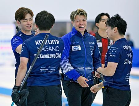 　コンサドーレとの第４戦に勝利し、喜ぶＳＣ軽井沢クの山口（右から２人目）ら＝稚内市みどりスポーツパーク