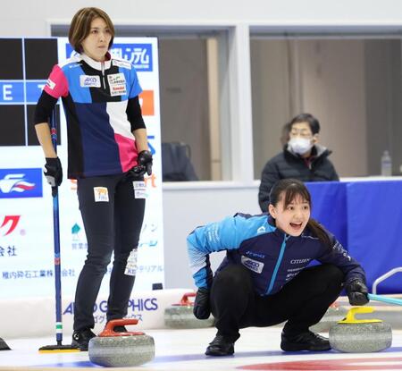 　フォルティウス・吉村紗也香（左）の前で指示を出すＳＣ軽井沢クラブ・上野美優（撮影・吉澤敬太）