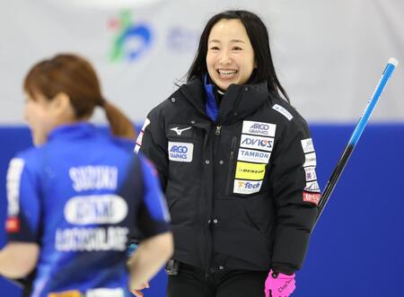 　フォルティウス戦の第３エンド、２得点を奪い笑顔を見せるロコ・ソラーレの藤沢五月（撮影・吉澤敬太）