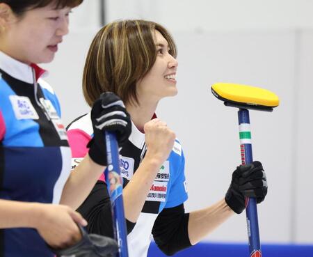 　ＳＣ軽井沢クラブに勝利し、ガッツポーズするフォルティウス・吉村紗也香（右）＝撮影・吉澤敬太