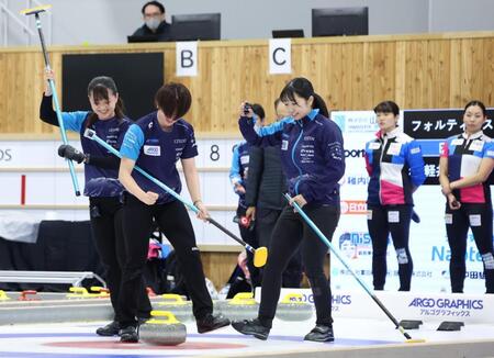 　フォルティウス戦前のＤＳＣでストーンをハウスの中心に置き、喜ぶ（左から）上野美優、上野結生らＳＣ軽井沢クラブ（撮影・吉澤敬太）