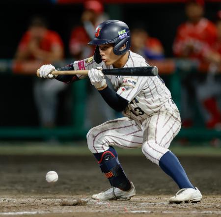 　パナマ戦のタイブレークの９回、サヨナラのスクイズを決める岡部＝沖縄セルラー