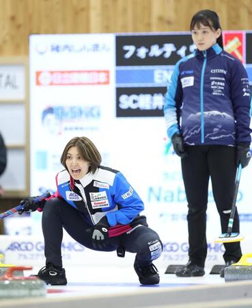 　ＳＣ軽井沢クラブ・上野美優（右）の前で指示を出すフォルティウス・吉村紗也香（撮影・吉澤敬太）