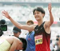 　日本選手権の男子２００メートル決勝を制し、歓声に応える鵜沢飛羽＝７月６日　